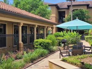 Apartments in Northwest Houston, Texas - Outdoor Grilling Area with Tables and Chairs