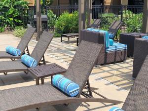 Apartments in Northwest Houston, TX - Pool Patio Lounge Chairs