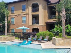 Apartments in Northwest Houston, Texas - Pool with Tanning Shelf and Patio Area