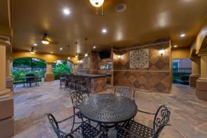 Apartments in Northwest Houston, Texas - Outdoor Covered Patio with Breakfast Bar, Seating and TV